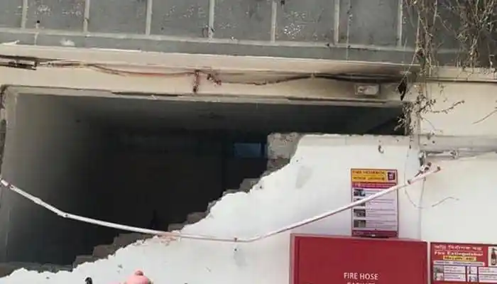কারখানায় গ্যাস লাইনে বিস্ফোরণের ফলে ধ্বংসপ্রাপ্ত অংশ. Channel i News - চ্যানেল আই নিউজ
