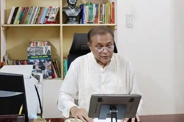তথ্যমন্ত্রী অফিসে বসে ট্যাবলেট ব্যবহার করছেন।. Channel i News - চ্যানেল আই নিউজ