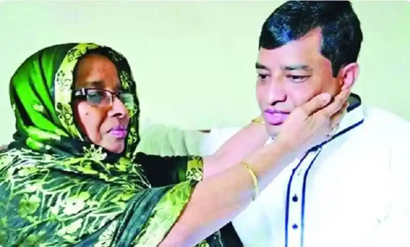 জাহাঙ্গীর আলমের মা তার ছেলেকে ভালোবাসা দেখাচ্ছেন. Channel i News - চ্যানেল আই নিউজ
