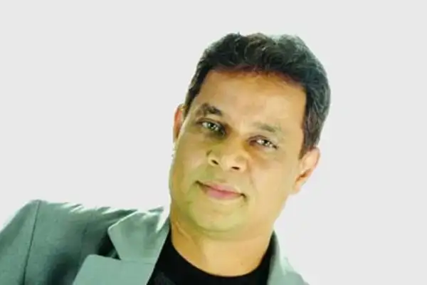বাংলাদেশি ব্যক্তির হাসিমুখের ছবি, পেশাদার পোশাক পরা. Channel i News - চ্যানেল আই নিউজ