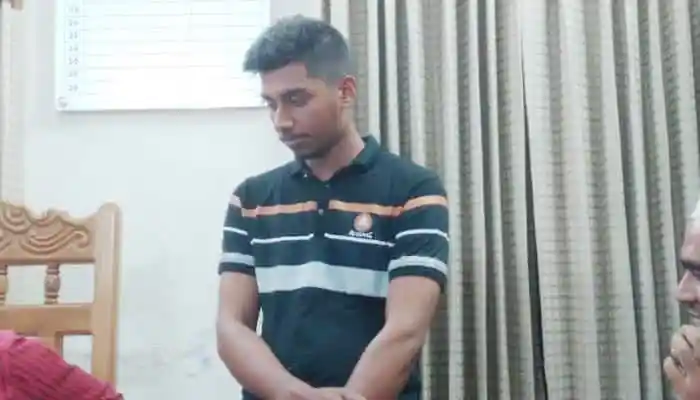 বিশ্ববিদ্যালয়ে একজন যুবক ভিসি-রেজিস্ট্রারের স্বাক্ষর নকলের অভিযোগে জড়িত. Channel i News - চ্যানেল আই নিউজ