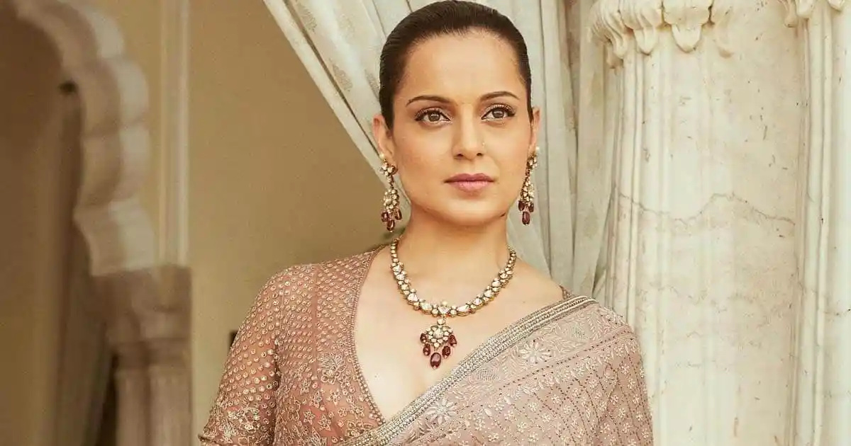 অভিনেত্রী সুন্দর পোশাক ও গহনা পরা, চোখে শান্তি প্রকাশ. Channel i News - চ্যানেল আই নিউজ
