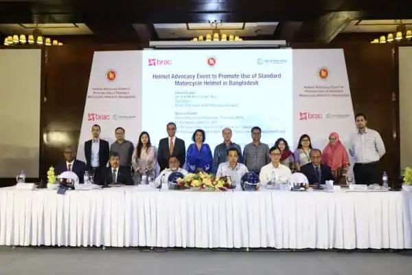 বাংলাদেশে মানসম্মত হেলমেট ব্যবহার প্রচার অনুষ্ঠানে অংশগ্রহণকারীরা. Channel i News - চ্যানেল আই নিউজ