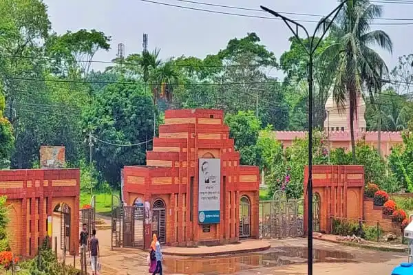 জাহাঙ্গীরনগর বিশ্ববিদ্যালয় গেটের ছবি, সবুজ পরিবেশের মাঝে প্রবেশদ্বার. Channel i News - চ্যানেল আই নিউজ