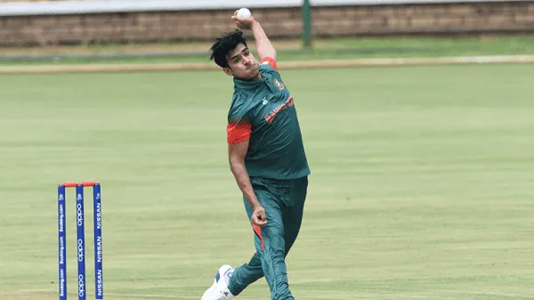 বাংলাদেশের ক্রিকেটার পেস অলরাউন্ডার মৃত্যুঞ্জয় বল করছেন. Channel i News - চ্যানেল আই নিউজ