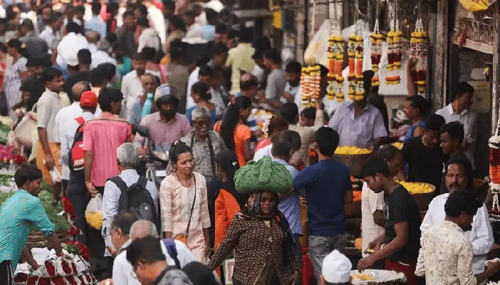 বাজারে ভিড়, মানুষজন কেনাকাটা করছে, বিভিন্ন পণ্য বিক্রি হচ্ছে. Channel i News - চ্যানেল আই নিউজ