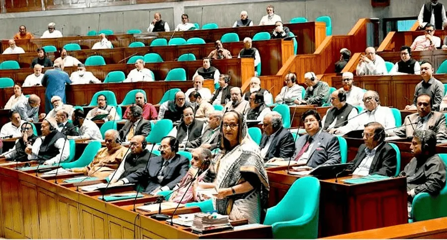 বাংলাদেশের সংসদে সংসদ সদস্যরা অধিবেশনে অংশগ্রহণ করছেন।. Channel i News - চ্যানেল আই নিউজ