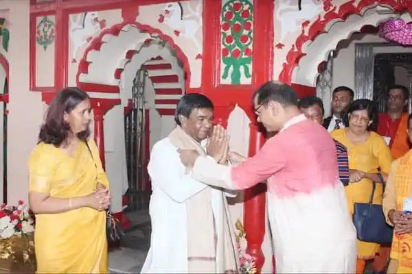 প্রেসিডেন্ট স্ত্রীসহ ঢাকেশ্বরী মন্দিরে প্রার্থনা করছেন. Channel i News - চ্যানেল আই নিউজ