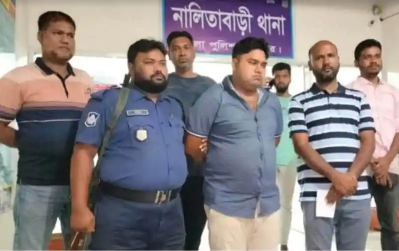 প্রতারণার অভিযোগে গ্রেফতার ব্যক্তিরা পুলিশের সঙ্গে উপস্থিত. Channel i News - চ্যানেল আই নিউজ