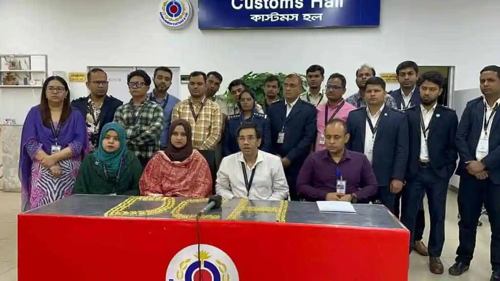 কাস্টমস হাউসের উদ্বোধনী অনুষ্ঠানে উপস্থিত কর্মকর্তারা. Channel i News - চ্যানেল আই নিউজ