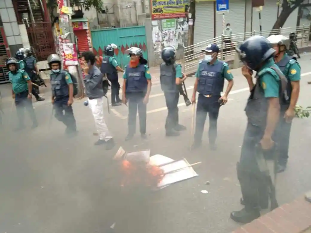 নিরাপত্তা কর্মীরা রাস্তার উপর দাঙ্গা পরিস্থিতি নিয়ন্ত্রণে আছেন. Channel i News - চ্যানেল আই নিউজ