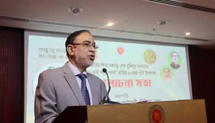 প্রধানমন্ত্রী একটি সভায় বক্তৃতা দিচ্ছেন. Channel i News - চ্যানেল আই নিউজ