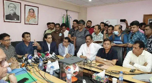 সংবাদ সম্মেলনে সাংবাদিক ও কর্মকর্তাদের উপস্থিতি, আলোচনা চলছে. Channel i News - চ্যানেল আই নিউজ