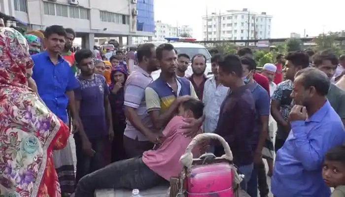 নিহত নবজাতকের পরিবারের শোক প্রকাশের জন্য সমবেদনা জানাচ্ছেন মানুষ. Channel i News - চ্যানেল আই নিউজ