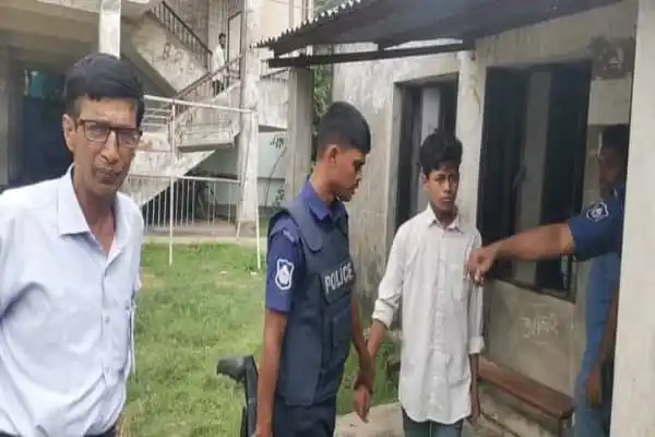 শিশুরা সন্দ্বীপে ভোট কেন্দ্রে ভোট দিচ্ছে, নিরাপত্তার জন্য পুলিশ উপস্থিত. Channel i News - চ্যানেল আই নিউজ