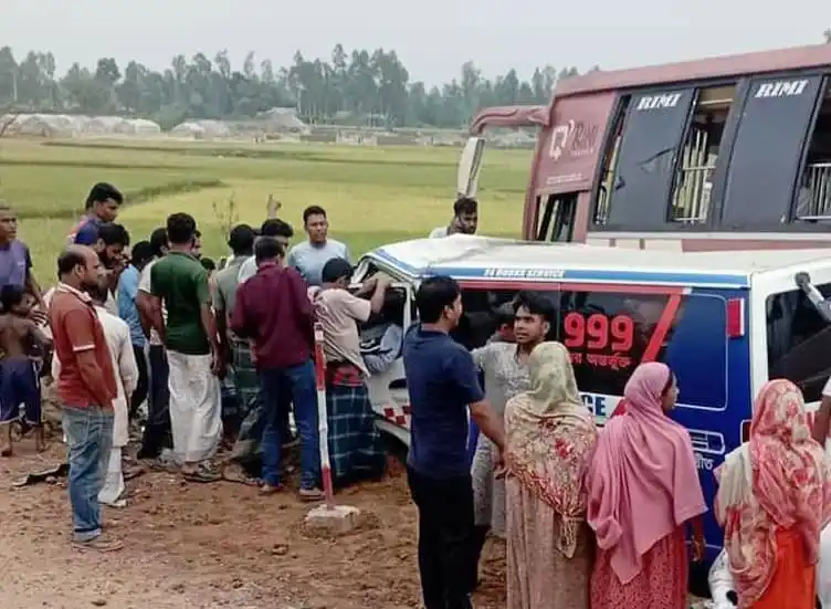বাস ও অ্যাম্বুলেন্সের মুখোমুখি সংঘর্ষের ছবি, নিহত ৩. Channel i News - চ্যানেল আই নিউজ