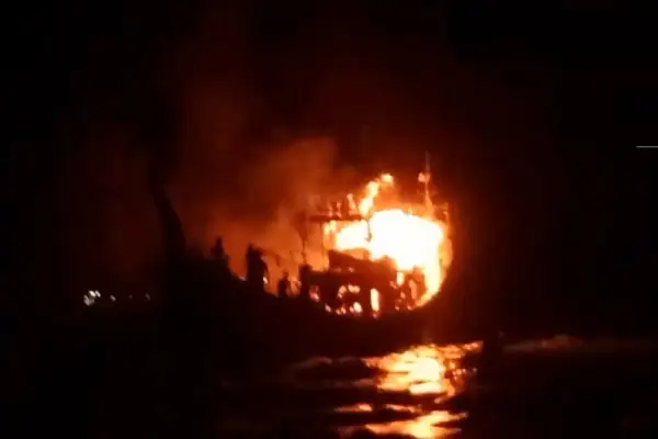 সাগরে ভাসমান মাছ ধরার ট্রলারে অগ্নিকাণ্ডের দৃশ্য. Channel i News - চ্যানেল আই নিউজ
