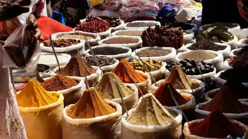 বাজারে বিভিন্ন ধরনের মসলার পাত্রে সাজানো রঙিন মিশ্রণ. Channel i News - চ্যানেল আই নিউজ