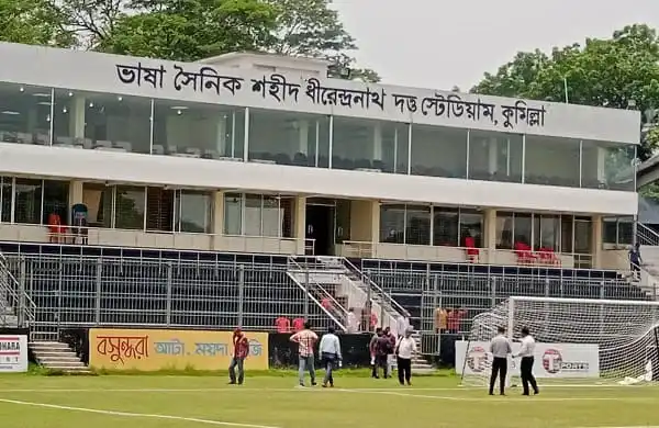 ভরা দর্শক সমাগমের মধ্যে ডাচ টেলিভিশন কুয়ালার মাঠে ফুটবল ম্যাচ দেখছে।. Channel i News - চ্যানেল আই নিউজ
