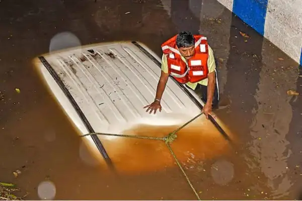 অন্ডারপাসে ডুবে থাকা গাড়ি ও উদ্ধারকর্মী. Channel i News - চ্যানেল আই নিউজ