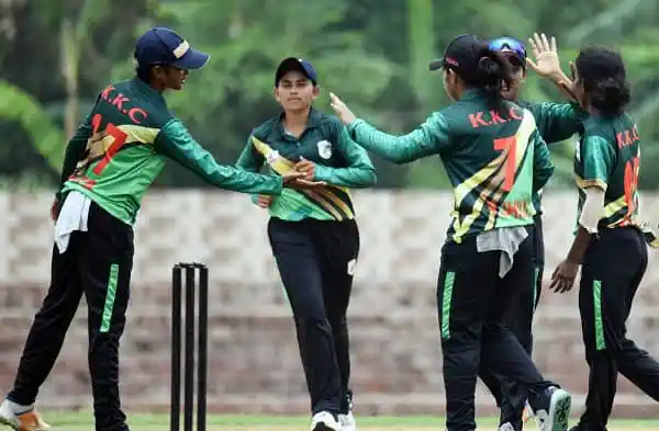 বাংলাদেশ নারী ক্রিকেট দলের খেলোয়াড়রা মাঠে একে অপরের সাথে শুভেচ্ছা বিনিময় করছে।. Channel i News - চ্যানেল আই নিউজ