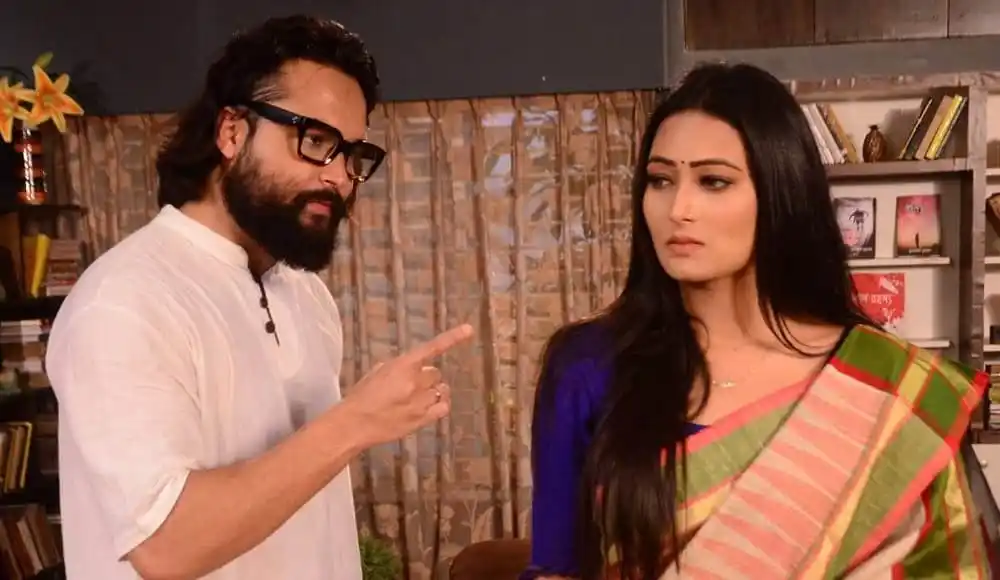 পুরুষ ও মহিলার মধ্যে তর্কের দৃশ্য, নাটকীয় মুহূর্ত. Channel i News - চ্যানেল আই নিউজ
