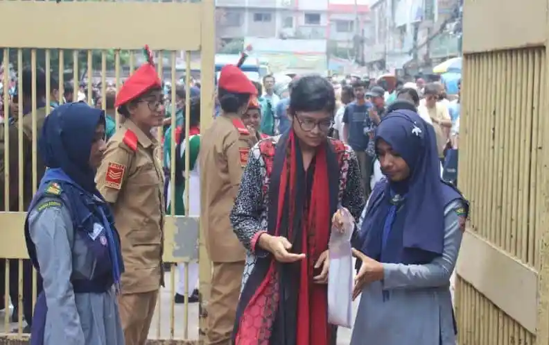 বিশ্ববিদ্যালয় পরীক্ষার্থীদের ফলাফল সংগ্রহের জন্য ছাত্রীরা অপেক্ষা করছে. Channel i News - চ্যানেল আই নিউজ