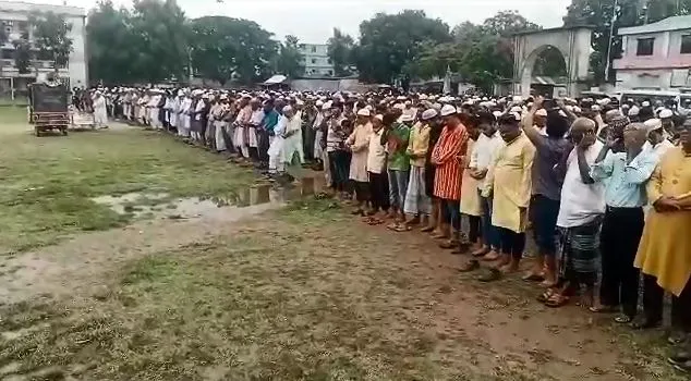 সাংবাদিক নাদিমের জানাজায় হাজারো মানুষ অংশগ্রহণ করছে. Channel i News - চ্যানেল আই নিউজ