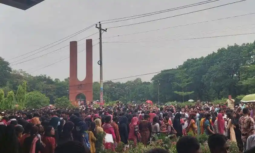 বিশাল সংখ্যক পরীক্ষার্থী জাবি ক্যাম্পাসে ফলের জন্য অপেক্ষা করছে. Channel i News - চ্যানেল আই নিউজ