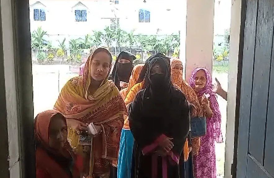টাঙ্গাইলের পৌর নির্বাচনে ভোটাররা ভোট কেন্দ্রে উপস্থিত. Channel i News - চ্যানেল আই নিউজ