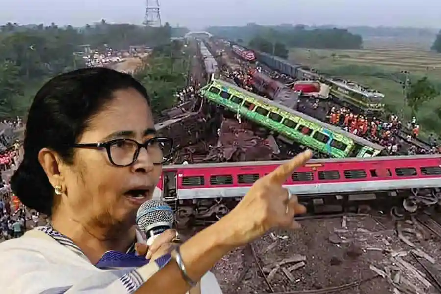 মমতা বন্দ্যোপাধ্যায় রেল দুর্ঘটনা স্থলে বক্তব্য দিচ্ছেন. Channel i News - চ্যানেল আই নিউজ