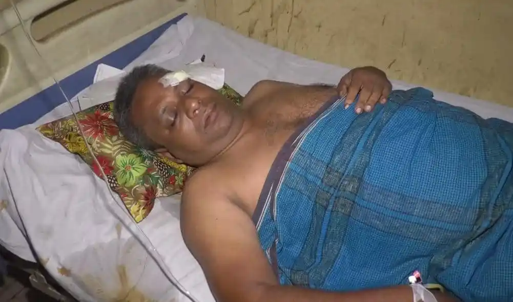 আহত সাংবাদিক নাদিম হাসপাতালে শুয়ে আছেন. Channel i News - চ্যানেল আই নিউজ