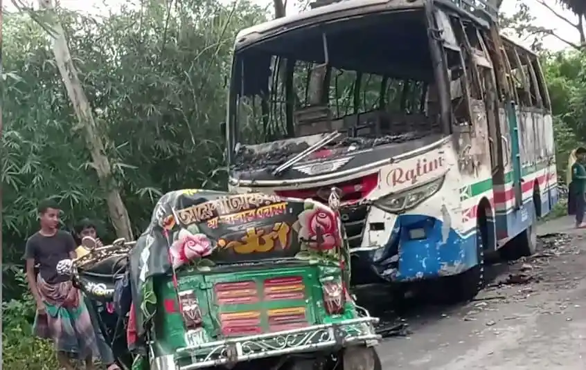 বাস ও সিএনজির মুখোমুখি সংঘর্ষ, আহত ও নিহতের ছবি. Channel i News - চ্যানেল আই নিউজ