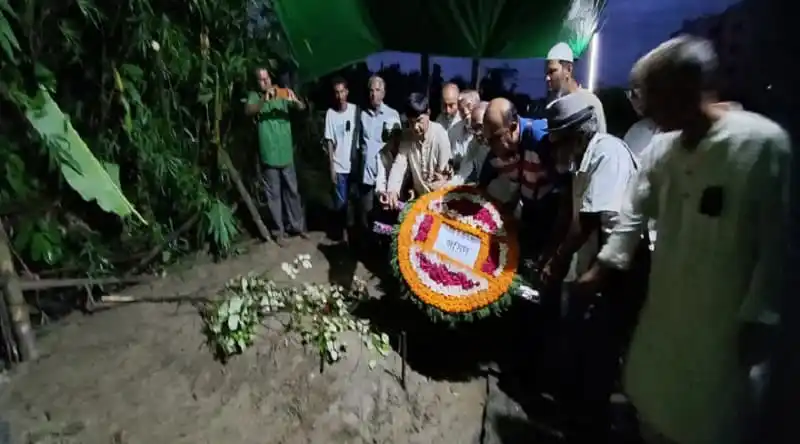 সিরাজুল আলম খানের কবরের পাশে শ্রদ্ধা নিবেদন করছেন অনেকে. Channel i News - চ্যানেল আই নিউজ