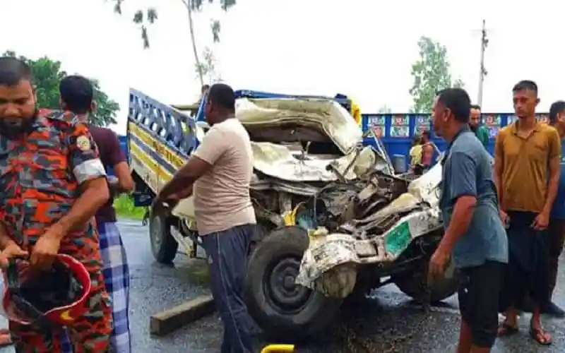 সড়ক দুর্ঘটনায় আহতদের উদ্ধার করতে ব্যস্ত পুলিশ ও স্থানীয়রা. Channel i News - চ্যানেল আই নিউজ