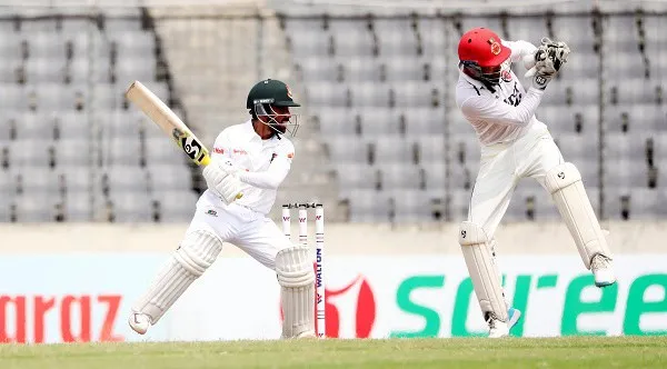 বাংলাদেশি ক্রিকেটার মুমিনুল হক ব্যাটিং করছেন, অন্য খেলোয়াড় ফিল্ডিং করছে. Channel i News - চ্যানেল আই নিউজ