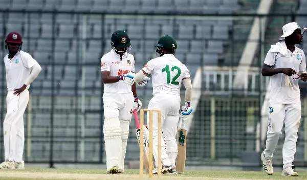 বাংলাদেশ ক্রিকেটাররা মাঠে ব্যাটিং করছে, জয়-জাকিরের ব্যাটে লড়াইয়ের আভাস. Channel i News - চ্যানেল আই নিউজ