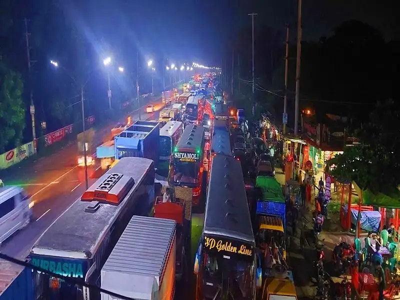 মহাসড়কে যানজট ও অবরোধের দৃশ্য, শিক্ষার্থীরা অবরোধ তুলে নিয়েছে. Channel i News - চ্যানেল আই নিউজ
