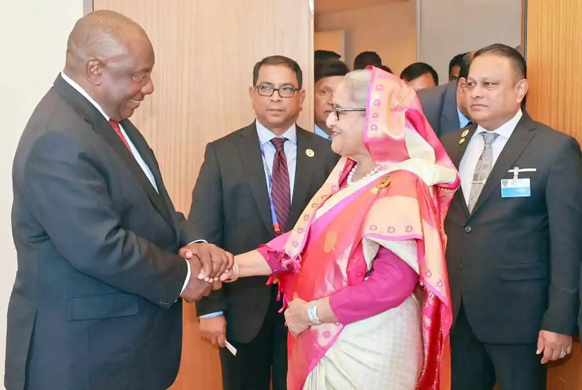 বাংলাদেশ ও ভারতের প্রতিনিধিরা সৌজন্য সাক্ষাতে শুভেচ্ছা বিনিময় করছেন. Channel i News - চ্যানেল আই নিউজ
