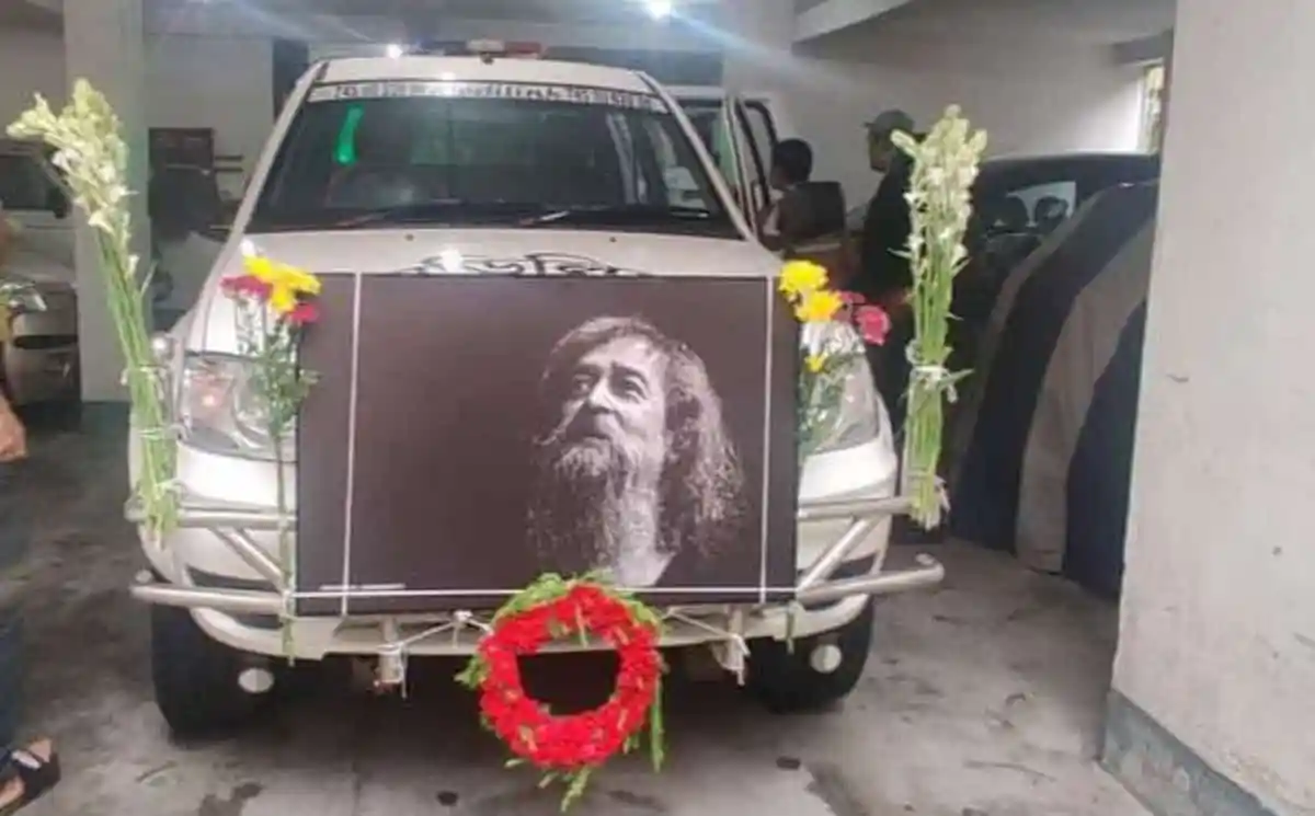 তাপসের ছবি সহ গাড়ির সামনে ফুলের মালা ও শোকবার্তা. Channel i News - চ্যানেল আই নিউজ