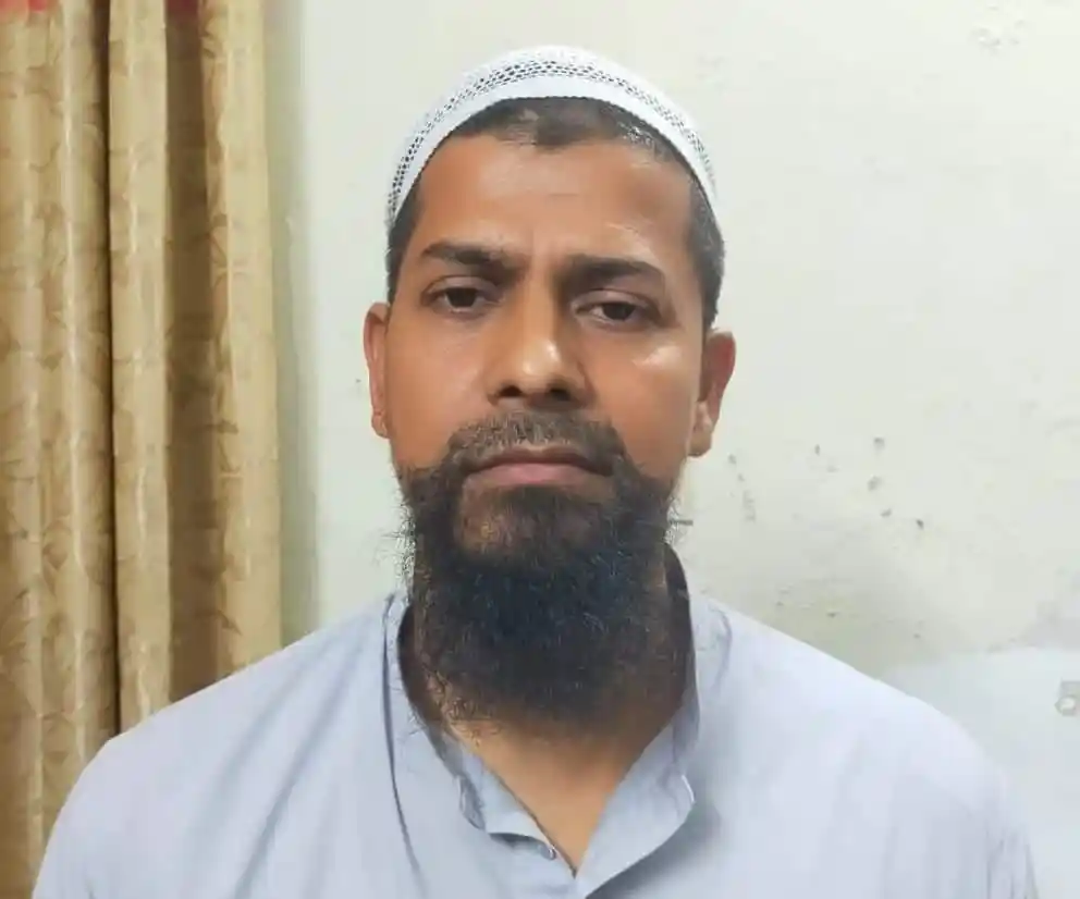 নির্বাচিত ব্যক্তির মুখের ছবি, পরিপাটি দাড়ি ও হিজাব পরিহিত. Channel i News - চ্যানেল আই নিউজ