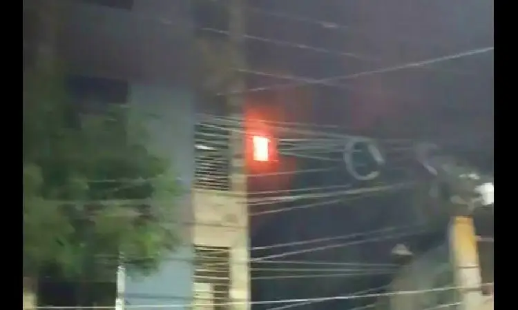 মোহাম্মদপুরে অগ্নিকাণ্ডের সময় আগুনের লেলিহান শিখা ও ধোঁয়া. Channel i News - চ্যানেল আই নিউজ