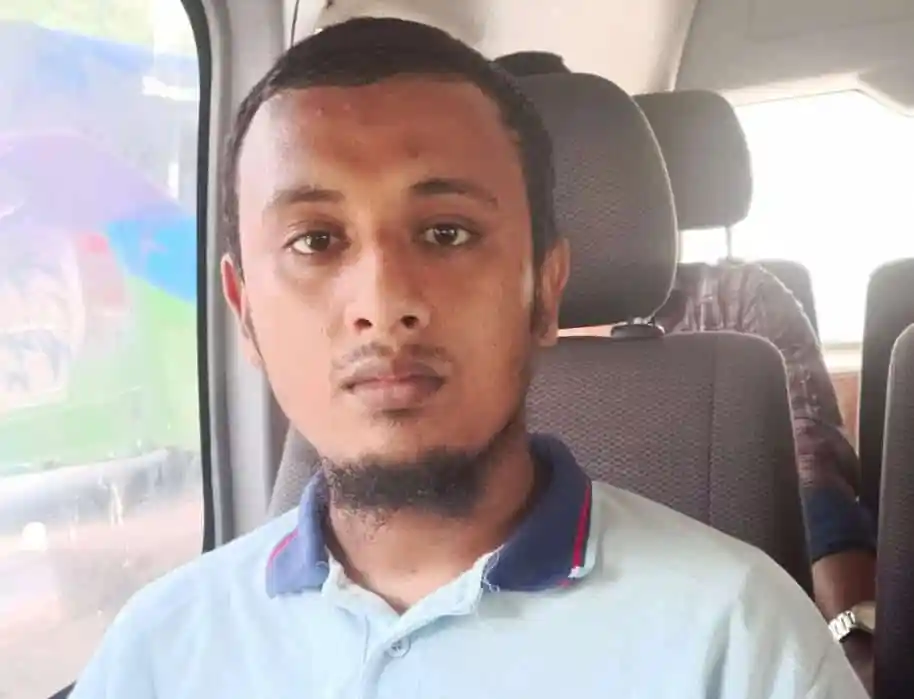 নিরাপদ সড়ক আন্দোলনের কর্মী বাসে বসে ছবি তোলা. Channel i News - চ্যানেল আই নিউজ