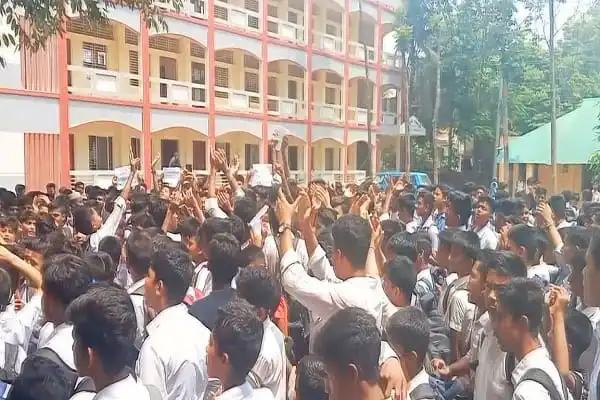 শিক্ষার্থীরা ফেনী শহরে প্রধান শিক্ষককে পুনর্বহালের দাবিতে বিক্ষোভ করছে. Channel i News - চ্যানেল আই নিউজ