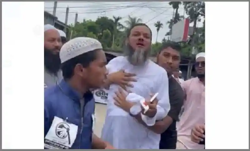প্রার্থীকে রক্তাক্ত করার অভিযোগে বরিশালে হাতপাখার সমর্থকরা প্রতিবাদ করছেন. Channel i News - চ্যানেল আই নিউজ