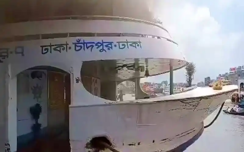 সদরঘাটের লঞ্চের আগুন নিয়ন্ত্রণে, ধোঁয়া ও ক্ষতিগ্রস্ত লঞ্চ দেখা যাচ্ছে. Channel i News - চ্যানেল আই নিউজ
