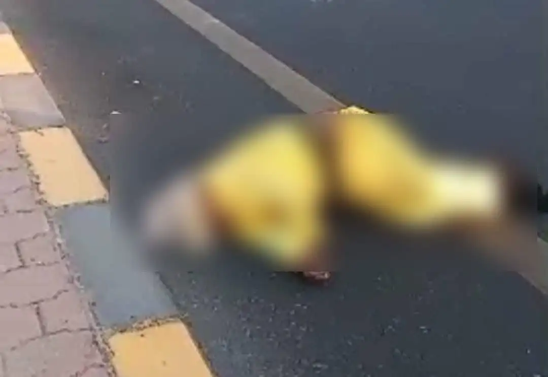 রাস্তার উপর পড়ে থাকা একজনের দেহ, দুর্ঘটনার পরে ছবি. Channel i News - চ্যানেল আই নিউজ
