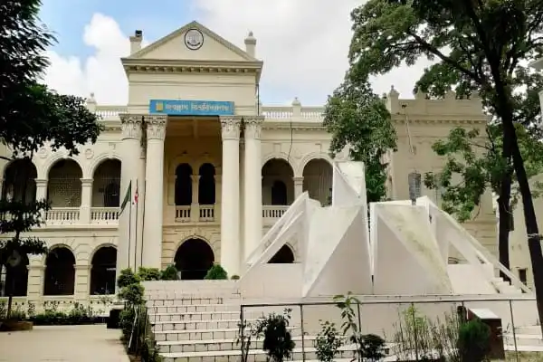 জগন্নাথ বিশ্ববিদ্যালয় মিলনায়তন ভবনের ছবি, বিশাল আকারের ঐতিহ্যবাহী স্থাপনা. Channel i News - চ্যানেল আই নিউজ