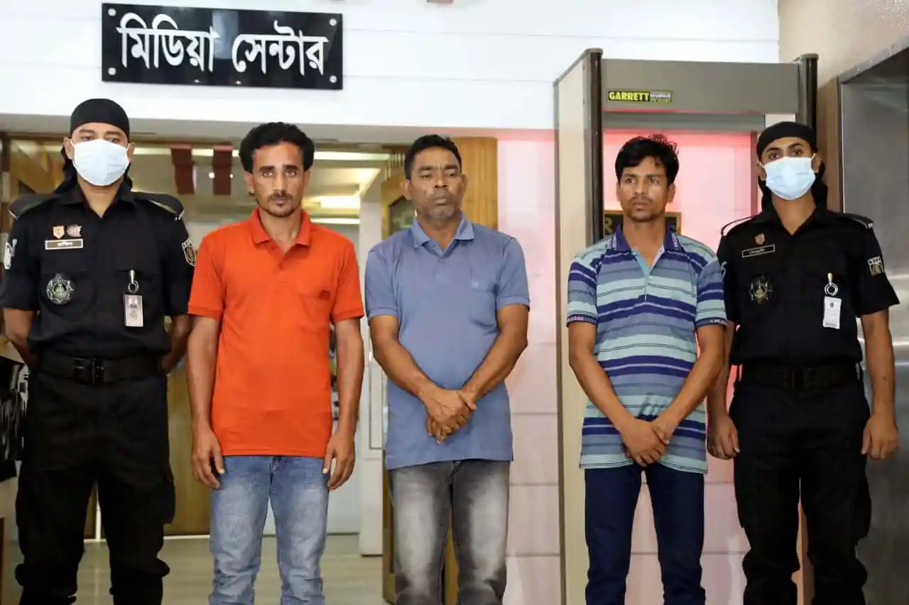 আটক ব্যক্তিরা পুলিশের হেফাজতে, নিরাপত্তা বাহিনী উপস্থিত. Channel i News - চ্যানেল আই নিউজ