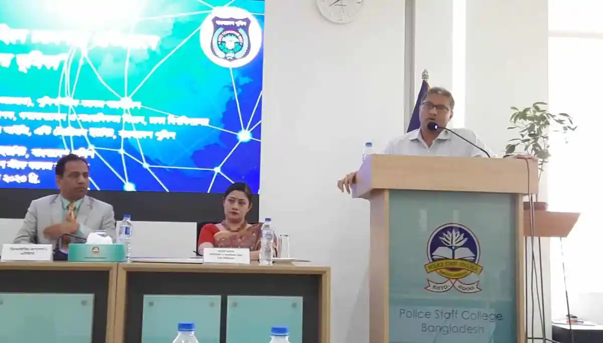পুলিশ স্টাফ কলেজে বক্তা ও অতিথিরা আলোচনা করছেন. Channel i News - চ্যানেল আই নিউজ